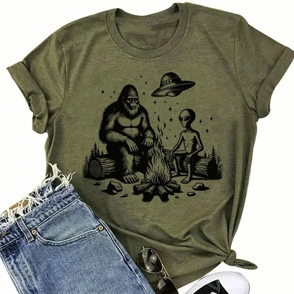 Bigfoot Alien Campfire Graphic Tee Shirt XL Unisex UFO Sasquatch Olive Green - Picture 2 of 2